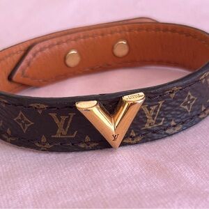 Louis Vuitton Essential V bracelet